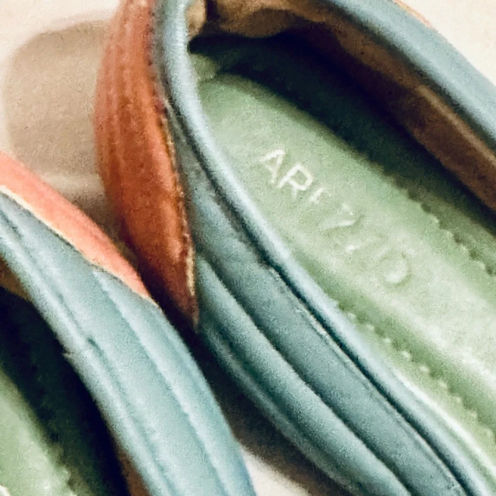 Arezzo Brazilian Leather Women's Blue and Pink Bow Flats US 6 Bra 35 UK4 EUC - Picture 3 of 8